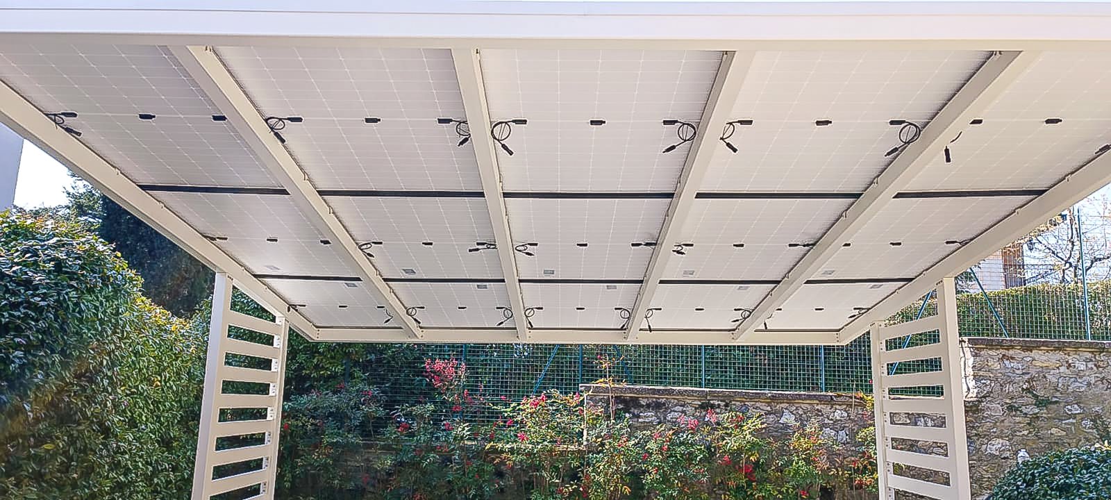 Carport photovoltaïque Centauro blanc vue latérale