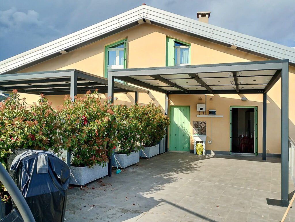Pergola solaire photovoltaïque au-dessus d'une terrasse